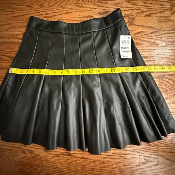 And now this mini black skirt size medium - Picture 3 of 5